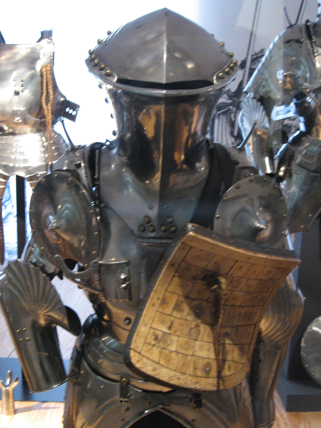 Late medieval jousting armour? Yeas please.